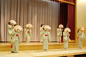 日本舞踊の稽古～２年生