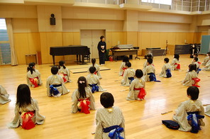 （動）2年生伝統の時間～日本舞踊稽古はじめ