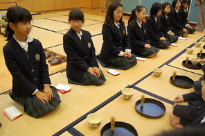4年生伝統の時間～茶道体験
