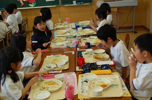 （動）楽しい給食～１年生の教室・・・